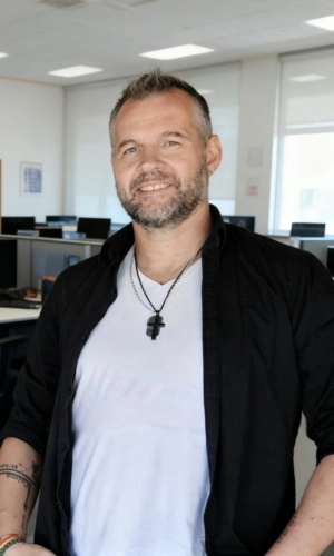 César - Director comercial de ventas y procesos